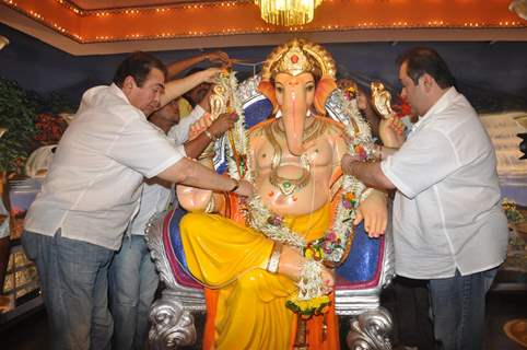 Randhir Kapoor and Rajiv Kapoor garland the idol of Lord Ganesha