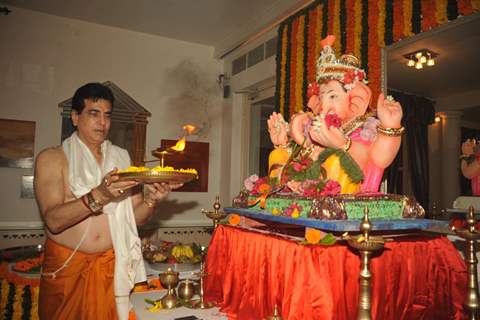 Jeetendra performs the aarti for Lord Ganesha