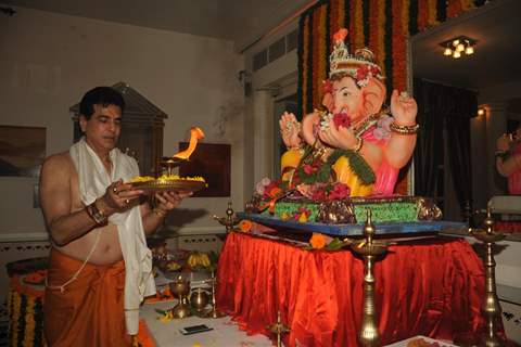 Jeetendra performs the aarti for Lord Ganesha