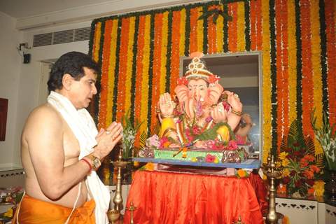 Jeetendra seeks blessings from Lord Ganesha