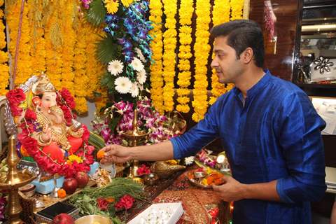 Shreyas Talpade offers prasad to Lord Ganesha