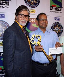 Mr Taj Mohammad Rangrez, the 1st crorepati of KBC season 7 holds his cheque of Rs. 1 crore