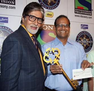 Amitabh Bachchan announces the first Crorepati of KBC 2013