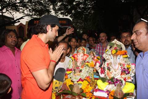 Hrithik Roshan seeks blessings from Lord Ganesha