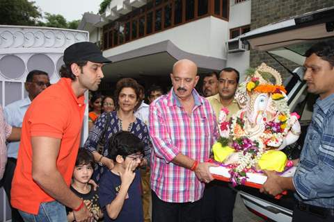 Hrithik Roshan takes the idol of Lord Ganesha for the Visarjan