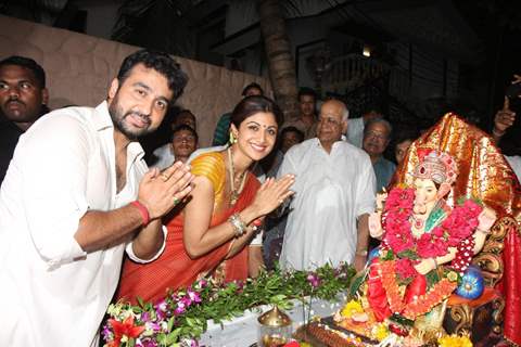 Shilpa Shetty and Raj Kundra seek blessings from Lord Ganesha