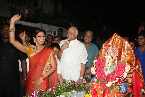 Shilpa Shetty dances during Ganpati Visarjan
