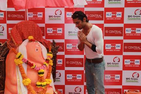 Prateik Babbar seeks blessings from the Big Green Ganesha