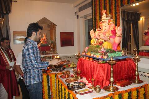 Tusshar Kapoor performs an aarti for Lord Ganesha