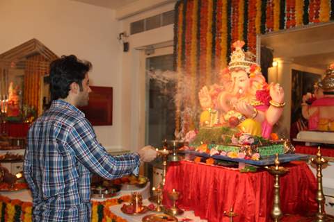 Tusshar Kapoor performs an aarti for Lord Ganesha