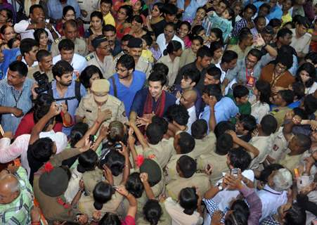 The crowd goes crazy as Ranbir Kapoor visits LALBAGHCHA RAJA