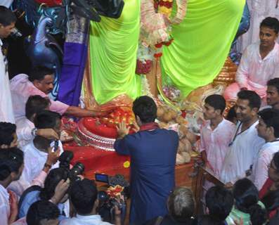 Ranbir Kapoor seeks blessings from LALBAGHCHA RAJA