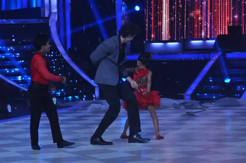 Hrithik performs with Sonali on Jhalak Dikhhla Jaa Super Finale