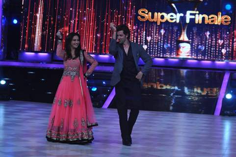 Hrithik performs with Madhuri Dixit on Jhalak Dikhhla Jaa Super Finale