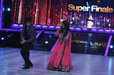 Hrithik performs with Madhuri Dixit on Jhalak Dikhhla Jaa Super Finale