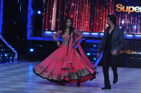 Hrithik performs with Madhuri Dixit on Jhalak Dikhhla Jaa Super Finale