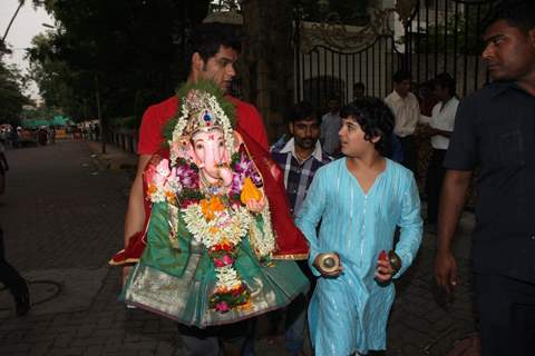 Akshay Kumar's son Aarav does the Ganesh visarjan