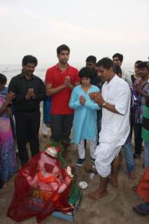 Akshay Kumar's son Aarav does the Ganesh visarjan