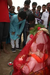Akshay Kumar's son Aarav does the Ganesh visarjan