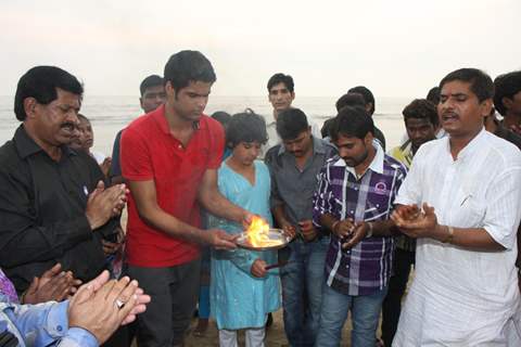 Akshay Kumar's son Aarav does the Ganesh visarjan