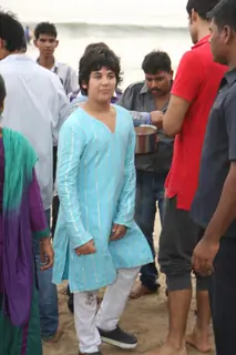 Akshay Kumar's son Aarav does the Ganesh visarjan