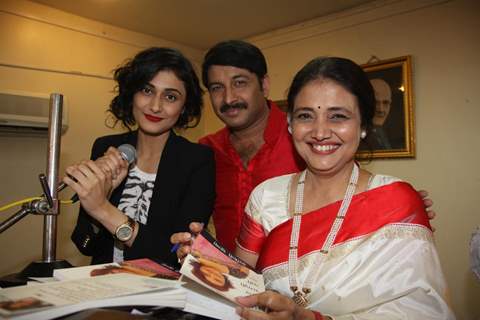 Ragini, Manoj Tiwari and Kamini Khanna at the Launch of the book