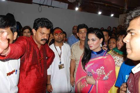 Veena Malik visits Lalbaghcha Raja