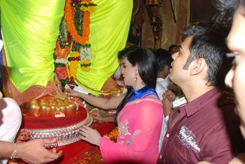 Veena Malik visits Lalbaghcha Raja