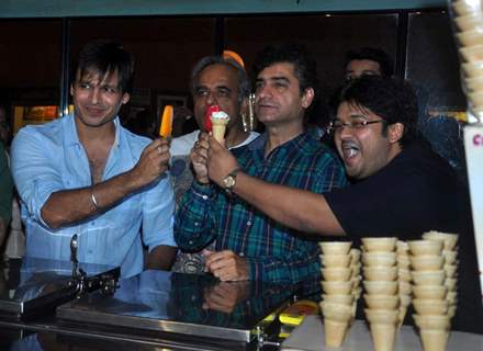 Vivek Oberoi with the Grand Masti team visited Gaeity Galaxy Cinema Halls