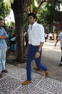 Manish Paul was seen at the prayer meet of Madhuri Dixit's father