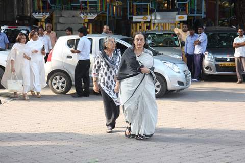 Asha Parekh was at the prayer meet of Madhuri Dixit's father