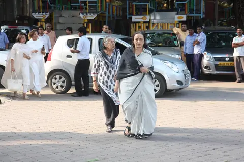 Asha Parekh was at the prayer meet of Madhuri Dixit's father