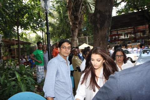 Aishwarya Rai Bachchan was at the prayer meet of Madhuri Dixit's father