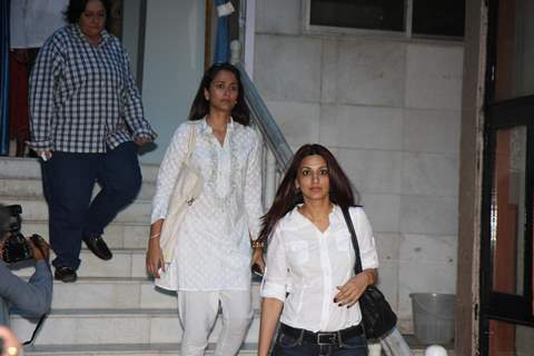 Gayatri Joshi and Soanli Bendre leave from the prayer meet of Madhuri Dixit's father