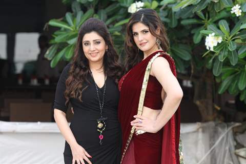 Zarine Khan and designer Archana Kochhar at the preview of the latest 'India Wedding Collection'