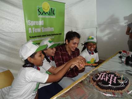 Eesha Koppikar cuts her birthday cake with the  children of Smile Foundation