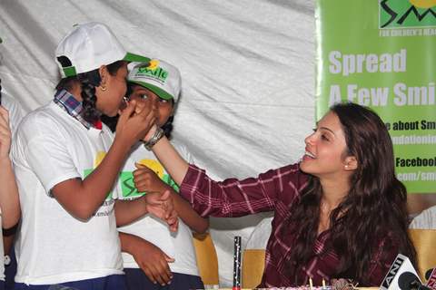 Eesha Koppikar celebrates her birthday with children of Smile Foundation