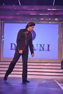 Shahrukh Khan performs as he pays tribute to Yash Chopra