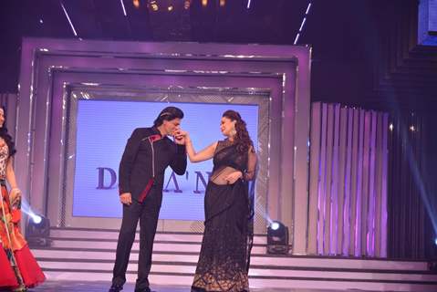 Shahrukh Khan and Madhuri Dixit perform at the event