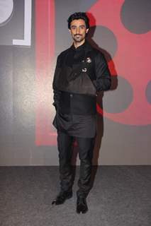 Kunal Kapoor was seen with a hand injury at the closing ceremony of the 4th Jagran Film Festival