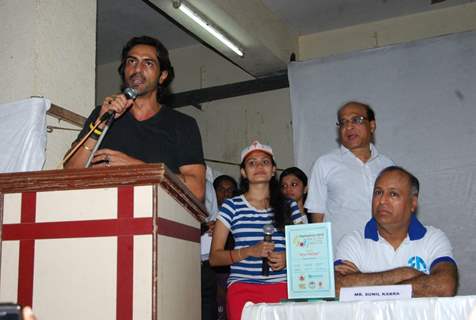 Arjun Rampal addresses the Walkathon 2013