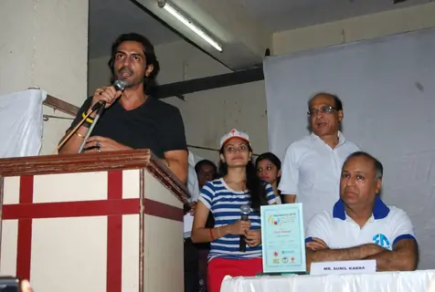 Arjun Rampal addresses the Walkathon 2013