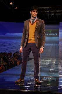 Sidharth Malhotra walks the ramp at the Blackberrys Sharp Nights 2013