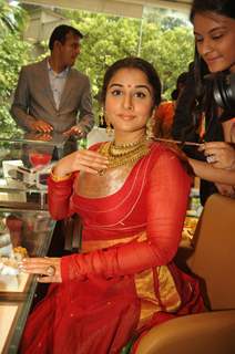 Vidya Balan tries on a jewellery piece at Ranka Jewellers Showroom