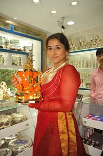 Vidya Balan with an ornamented Ganesh idol at Ranka Jewellers Showroom