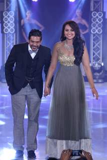 Sonakshi Sinha walks the ramp at the India Bullion And Jewellery Awards 2013