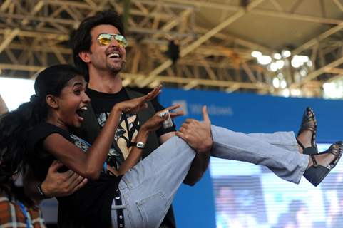 Hrihik Roshan lifts a fan at the launch of Krrish 3 game