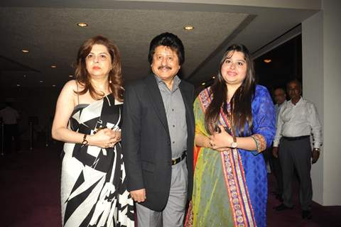 Pankaj Udhas with his wife Farida and daughter Reva during Dr. Batra's Positive Health Awards 2013