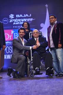 Hrithik Roshan felicitates an achiever at Dr. Batra's Positive Health Awards 2013