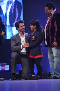 Hrithik Roshan felicitates an achiever at Dr. Batra's Positive Health Awards 2013